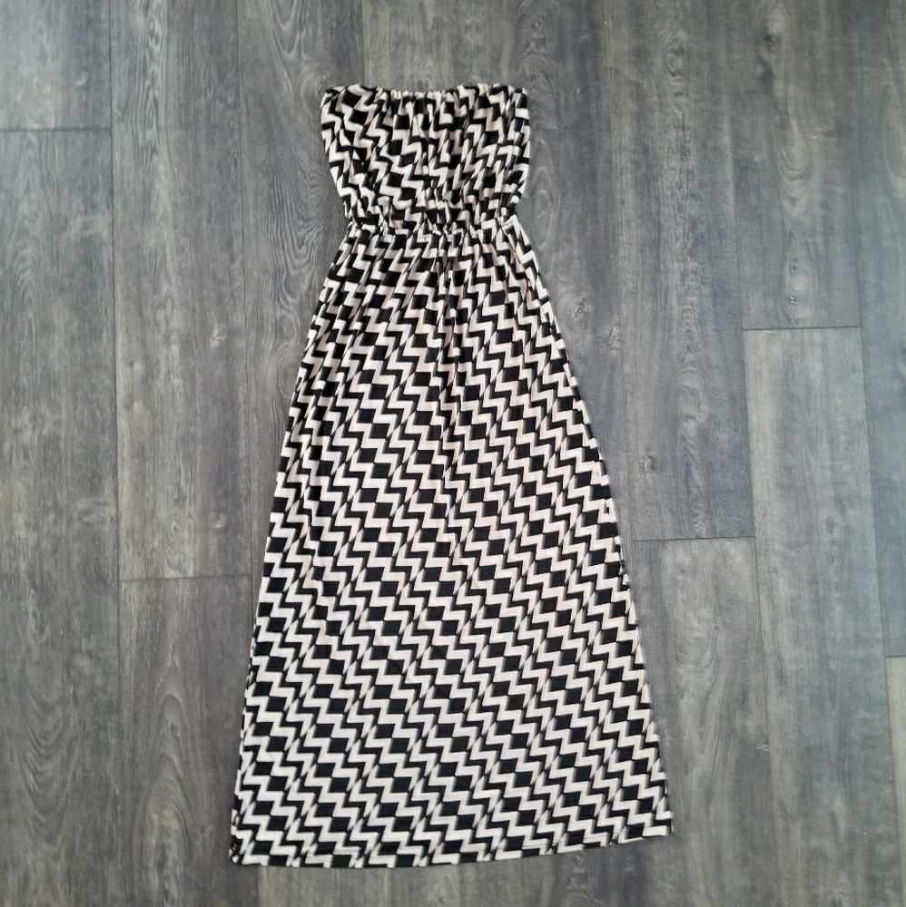 Three Pink HeartsTan Black Halter Maxi Dress sm - Picture 6 of 6